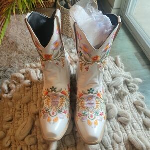 Floral Embroidered White Western Boots